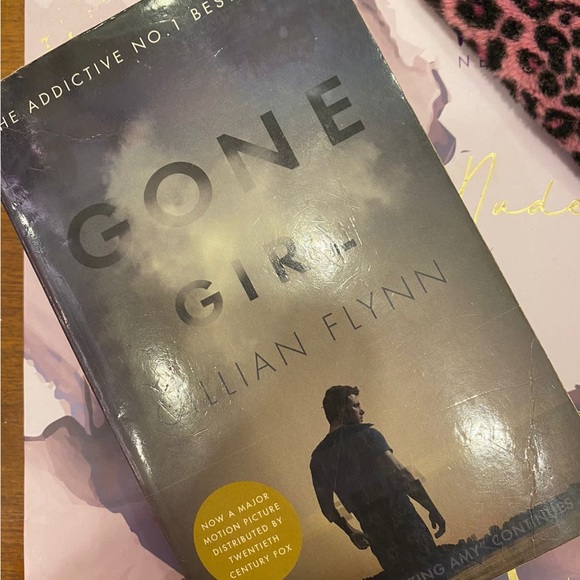 The entire Gillian Flynn set .All original books in excellent condition . - Picture 4 of 5